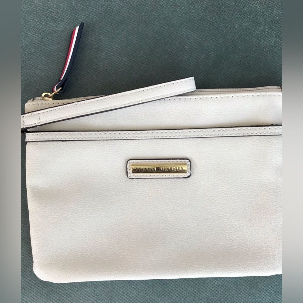 TOMMY HILFIGER Cream Preppy Minimalist Classic Wristlet